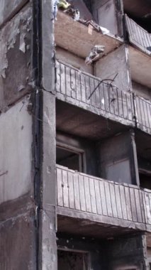 Bu borsa dikey videosu Ukrayna 'daki savaş sonrasını gösteriyor. Borodyanka' da yıkılan bir yerleşim yeri.