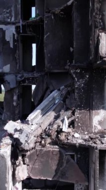 Bu borsa dikey videosu Ukrayna 'daki savaş sonrasını gösteriyor. Borodyanka' da yıkılan bir yerleşim yeri.