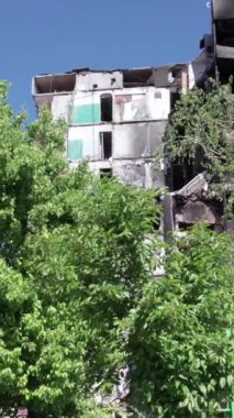 Bu borsa dikey videosu Ukrayna 'daki savaş sonrasını gösteriyor. Borodyanka' da yıkılan bir yerleşim yeri.