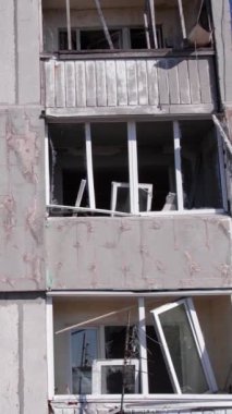 Bu borsa dikey videosu Ukrayna 'daki savaş sonrasını gösteriyor. Borodyanka' da yıkılan bir yerleşim yeri.