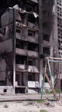 Bu borsa dikey videosu Ukrayna 'daki savaş sonrasını gösteriyor. Borodyanka' da yıkılan bir yerleşim yeri.