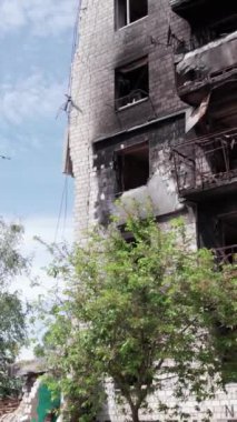 Bu borsa dikey videosu Ukrayna 'daki savaş sonrasını gösteriyor. Borodyanka' da yıkılan bir yerleşim yeri.