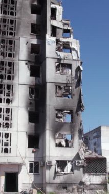 Bu borsa dikey videosu Ukrayna 'daki savaş sonrasını gösteriyor. Borodyanka' da yıkılan bir yerleşim yeri.