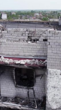 Bu borsa dikey videosu Ukrayna 'daki savaş sonrasını gösteriyor. Borodyanka' da yıkılan bir yerleşim yeri.