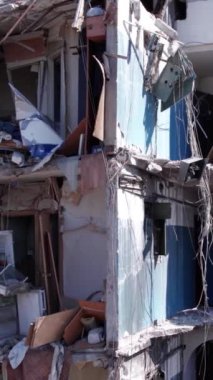 Bu borsa dikey videosu Ukrayna 'daki savaş sonrasını gösteriyor. Borodyanka' da yıkılan bir yerleşim yeri.