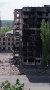 Bu borsa dikey videosu Ukrayna 'daki savaş sonrasını gösteriyor. Borodyanka' da yıkılan bir yerleşim yeri.