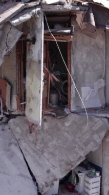 Bu borsa dikey videosu Ukrayna 'daki savaş sonrasını gösteriyor. Borodyanka' da yıkılan bir yerleşim yeri.