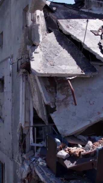 Video Vertikal Ini Menunjukkan Setelah Perang Ukraina Sebuah Bangunan Perumahan — Stok Video