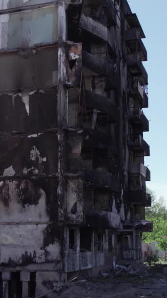 Este Vídeo Vertical Mostra Consequências Guerra Ucrânia Edifício Residencial Destruído — Vídeo de Stock