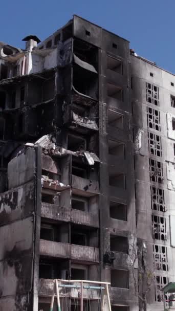 Este Vídeo Vertical Mostra Consequências Guerra Ucrânia Edifício Residencial Destruído — Vídeo de Stock