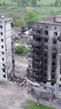 Bu borsa dikey videosu Ukrayna 'daki savaş sonrasını gösteriyor. Borodyanka' da yıkılan bir yerleşim yeri.