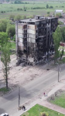 Bu borsa dikey videosu Ukrayna 'daki savaş sonrasını gösteriyor. Borodyanka' da yıkılan bir yerleşim yeri.