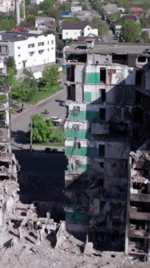 Bu borsa dikey videosu Ukrayna 'daki savaş sonrasını gösteriyor. Borodyanka' da yıkılan bir yerleşim yeri.