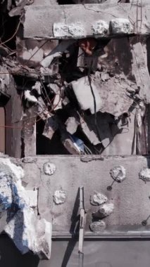 Bu borsa dikey videosu Ukrayna 'daki savaş sonrasını gösteriyor. Borodyanka' da yıkılan bir yerleşim yeri.