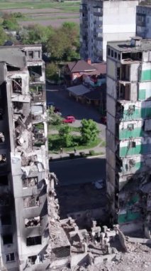 Bu borsa dikey videosu Ukrayna 'daki savaş sonrasını gösteriyor. Borodyanka' da yıkılan bir yerleşim yeri.