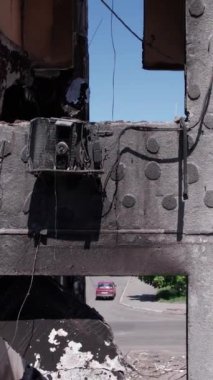Bu borsa dikey videosu Ukrayna 'daki savaş sonrasını gösteriyor. Borodyanka' da yıkılan bir yerleşim yeri.