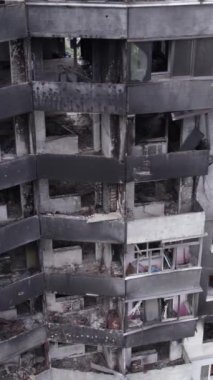 Bu borsa dikey videosu Ukrayna 'daki savaş sonrasını gösteriyor. Borodyanka' da yıkılan bir yerleşim yeri.