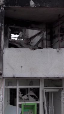 Bu borsa dikey videosu Ukrayna 'daki savaş sonrasını gösteriyor. Borodyanka' da yıkılan bir yerleşim yeri.