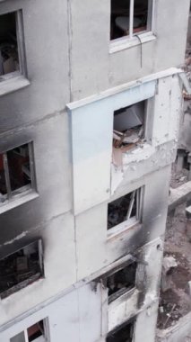 Bu borsa dikey videosu Ukrayna 'daki savaş sonrasını gösteriyor. Borodyanka' da yıkılan bir yerleşim yeri.