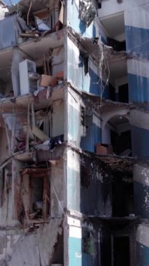 Bu borsa dikey videosu Ukrayna 'daki savaş sonrasını gösteriyor. Borodyanka' da yıkılan bir yerleşim yeri.