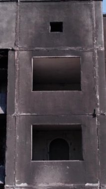 Bu borsa dikey videosu Ukrayna 'daki savaş sonrasını gösteriyor. Borodyanka' da yıkılan bir yerleşim yeri.
