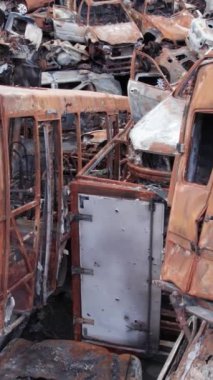 Bu stok dikey video Irpin, Bucha bölgesinde bir kurşun ve yanmış araba dökümü gösteriyor.