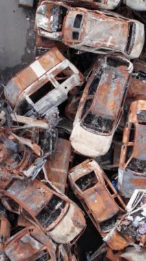 Bu stok dikey video Irpin, Bucha bölgesinde bir kurşun ve yanmış araba dökümü gösteriyor.