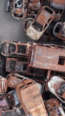 Bu stok dikey video Irpin, Bucha bölgesinde bir kurşun ve yanmış araba dökümü gösteriyor.