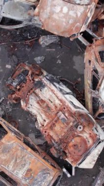 Bu stok dikey video Irpin, Bucha bölgesinde bir kurşun ve yanmış araba dökümü gösteriyor.