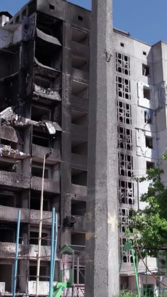 Este Vídeo Vertical Mostra Consequências Guerra Ucrânia Edifício Residencial Destruído — Vídeo de Stock