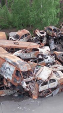 Bu stok dikey video Irpin, Bucha bölgesinde bir kurşun ve yanmış araba dökümü gösteriyor.