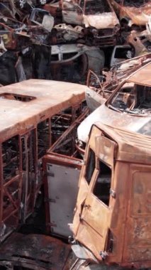 Bu stok dikey video Irpin, Bucha bölgesinde bir kurşun ve yanmış araba dökümü gösteriyor.