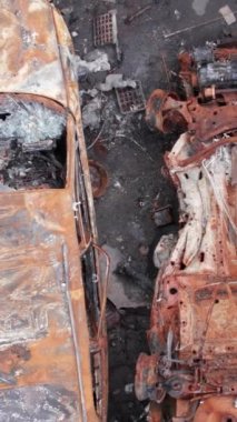 Bu stok dikey video Irpin, Bucha bölgesinde bir kurşun ve yanmış araba dökümü gösteriyor.