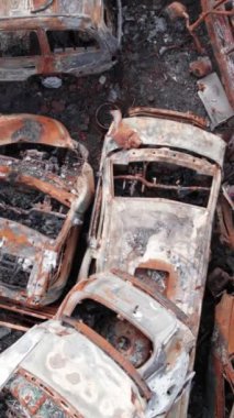 Bu stok dikey video Irpin, Bucha bölgesinde bir kurşun ve yanmış araba dökümü gösteriyor.