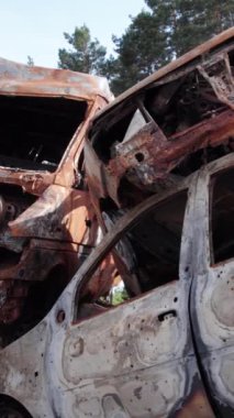 Bu stok dikey video Irpin, Bucha bölgesinde bir kurşun ve yanmış araba dökümü gösteriyor.