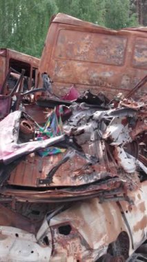 Bu stok dikey video Irpin, Bucha bölgesinde bir kurşun ve yanmış araba dökümü gösteriyor.