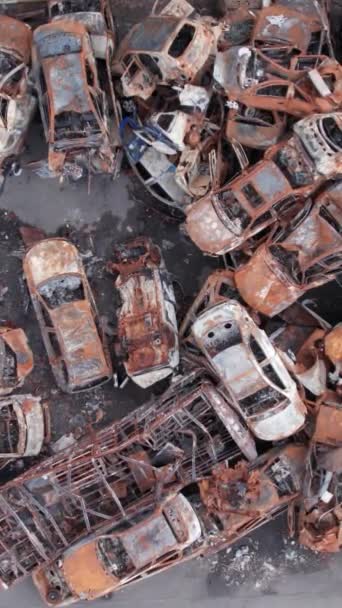Ten Pionowy Film Pokazuje Wysypisko Wystrzelonych Spalonych Samochodów Irpin Dzielnicy — Wideo stockowe