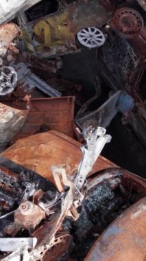 Bu stok dikey video Irpin, Bucha bölgesinde bir kurşun ve yanmış araba dökümü gösteriyor.