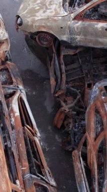 Bu stok dikey video Irpin, Bucha bölgesinde bir kurşun ve yanmış araba dökümü gösteriyor.