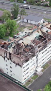 Bu borsa dikey videosu Stoyanka, Bucha, Ukrayna 'da savaştan zarar görmüş bir binayı gösteriyor.