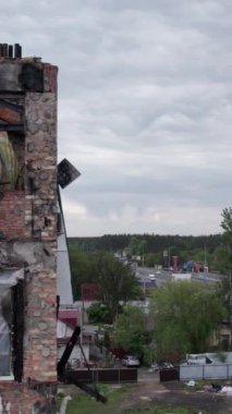 Bu borsa dikey videosu Stoyanka, Bucha, Ukrayna 'da savaştan zarar görmüş bir binayı gösteriyor.