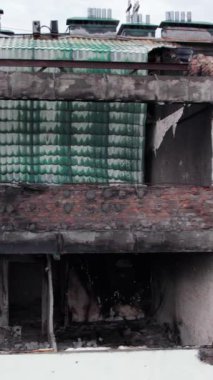 Bu borsa dikey videosu Stoyanka, Bucha, Ukrayna 'da savaştan zarar görmüş bir binayı gösteriyor.