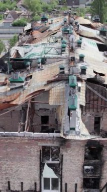 Bu borsa dikey videosu Stoyanka, Bucha, Ukrayna 'da savaştan zarar görmüş bir binayı gösteriyor.