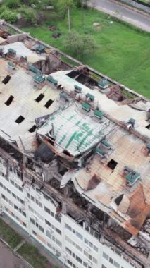 Bu borsa dikey videosu Stoyanka, Bucha, Ukrayna 'da savaştan zarar görmüş bir binayı gösteriyor.