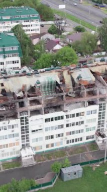 Bu borsa dikey videosu Stoyanka, Bucha, Ukrayna 'da savaştan zarar görmüş bir binayı gösteriyor.