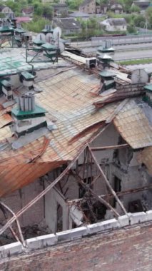 Bu borsa dikey videosu Stoyanka, Bucha, Ukrayna 'da savaştan zarar görmüş bir binayı gösteriyor.