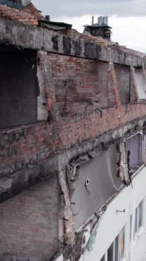 Bu borsa dikey videosu Stoyanka, Bucha, Ukrayna 'da savaştan zarar görmüş bir binayı gösteriyor.