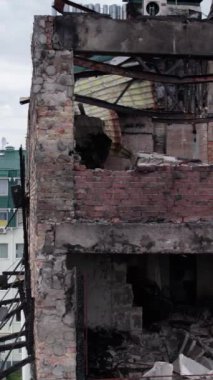 Bu borsa dikey videosu Stoyanka, Bucha, Ukrayna 'da savaştan zarar görmüş bir binayı gösteriyor.