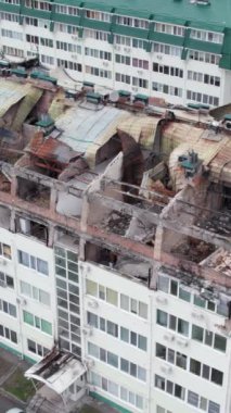 Bu borsa dikey videosu Stoyanka, Bucha, Ukrayna 'da savaştan zarar görmüş bir binayı gösteriyor.