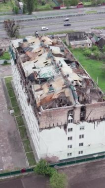 Bu borsa dikey videosu Stoyanka, Bucha, Ukrayna 'da savaştan zarar görmüş bir binayı gösteriyor.